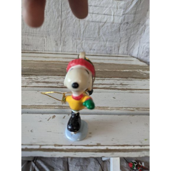 United feature Snoopy skating green hat ornament X - Picture 2 of 8